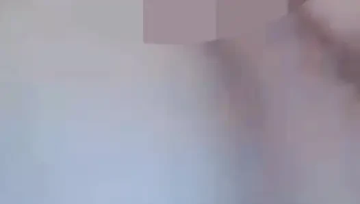 Bir kadının sevgilisiyle görüntülü görüşme bile emziriyor