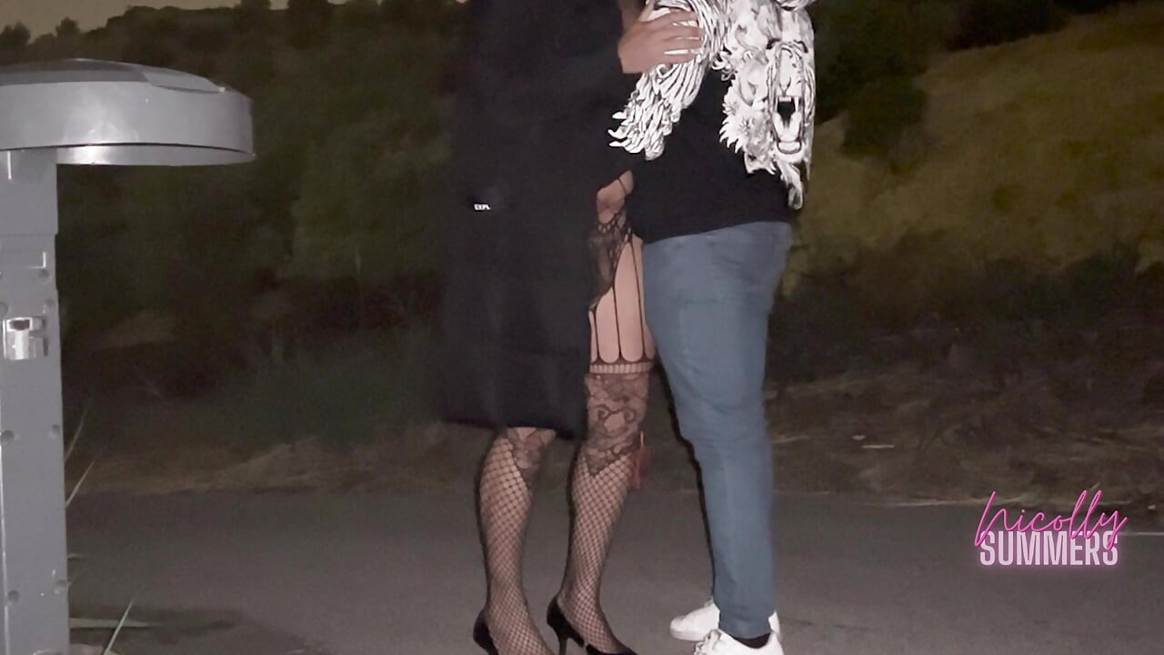 黒人BBC Mが路上の床でセックスされた