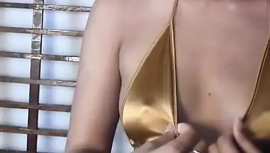 Heiße mädchen zeigen ihren atemberaubenden körper vor einer kamera