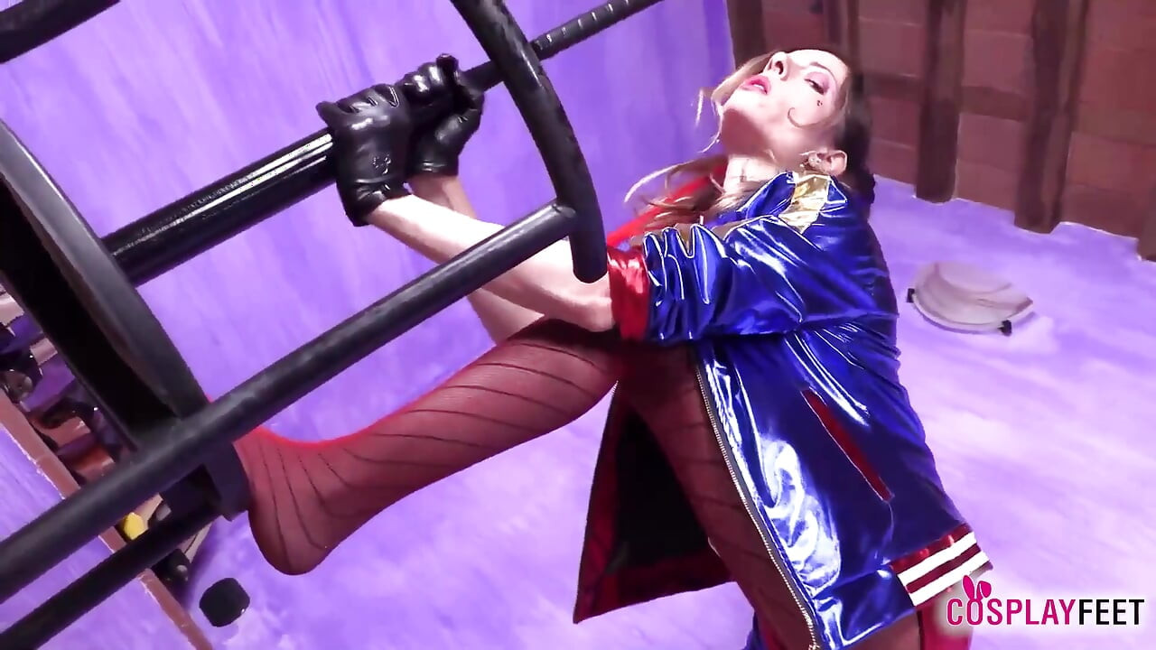 Oszałamiająca syrenka w super seksownym stroju Harley Quinn Cosplay