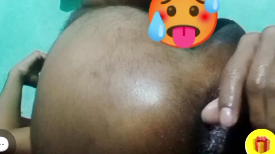 Ye apne gand me kya daal raha hai 😯 video call me