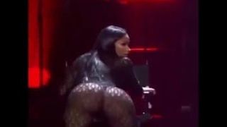 Nicki Minaj танцует задницу в видео от первого лица