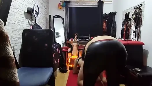 Memek cewek nakal ini dicambuk pakai lilin dan cairan sperma hangat