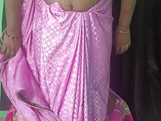Sruti Bhabi in Sharee volledig naakt en vingert zichzelf op het bed