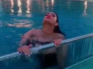 Cô gái có hình xăm trong bể bơi