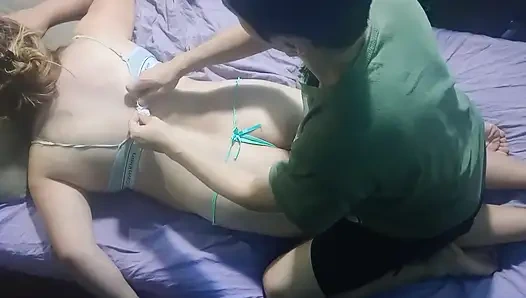 Я даю пару масляных массажей в стрингах