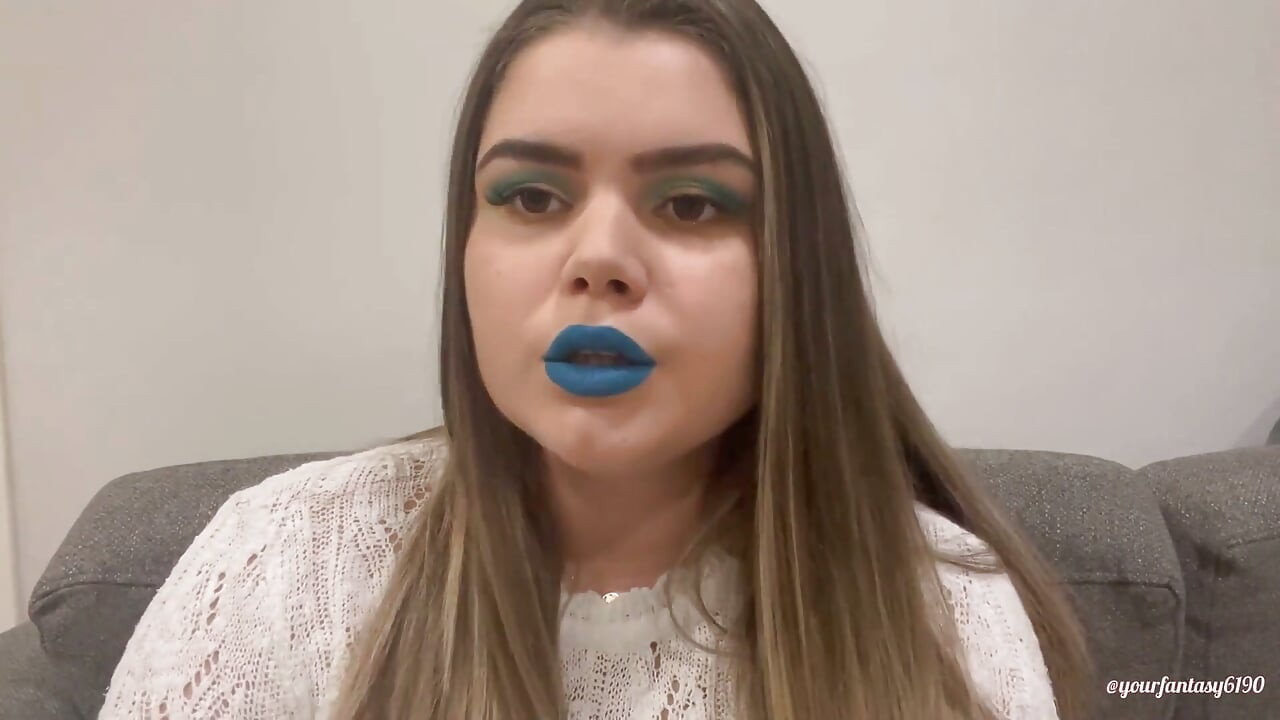Spiel mit rauch mit hellblauem lippenstift