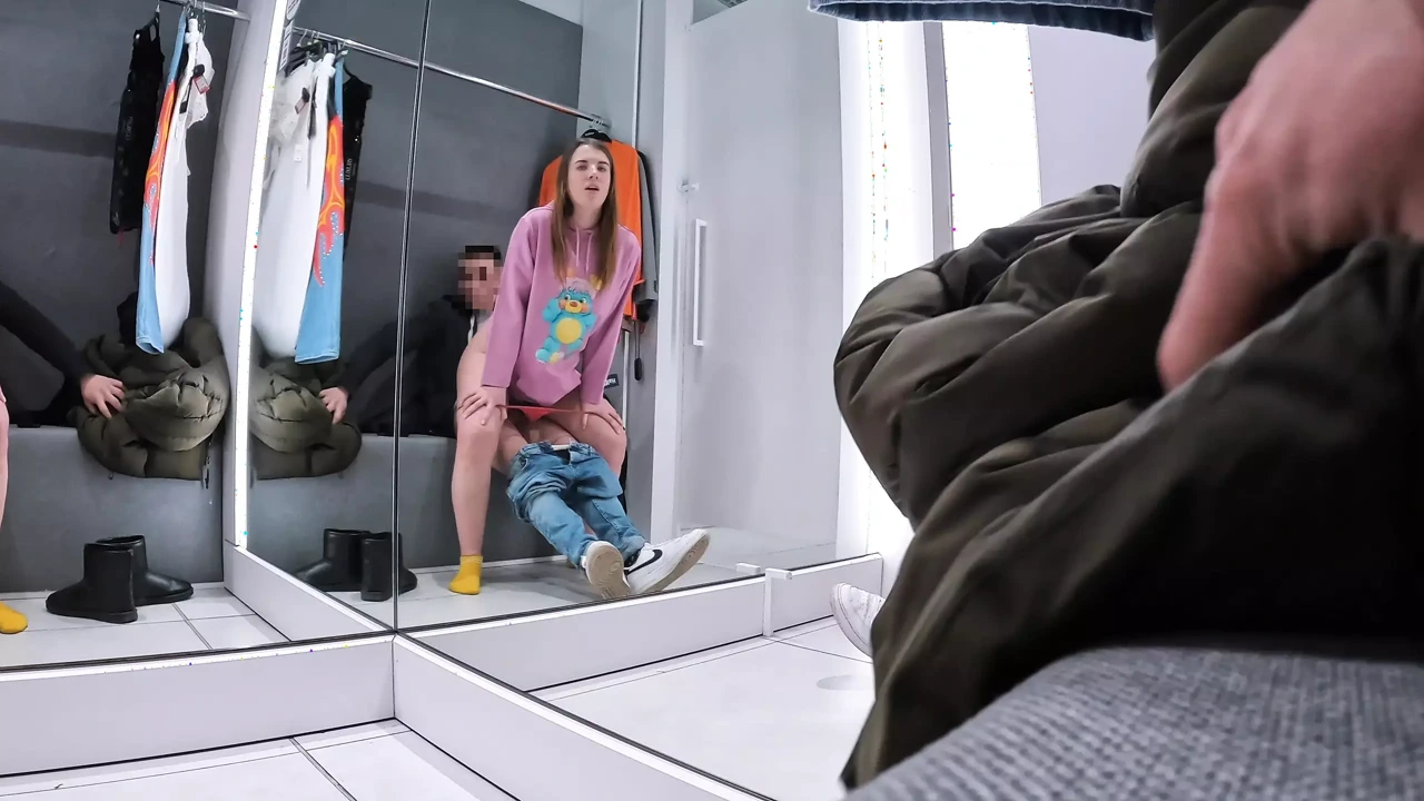 商场里的公开性爱 - 在更衣室口交 - 试衣间的危险性爱