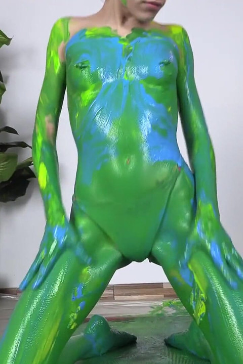 โยคะหลากสีสันของสาวตัวเล็กที่มีรอยสักที่บ้าน