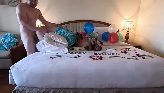 Bir otel odasında üvey annemle ilk sikiş, onun doğum günü