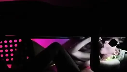 Krystal и Kyla работают в паре с большим черным членом за доильный стол за кулисами