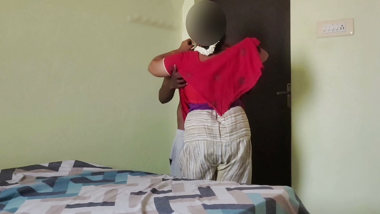 Seksi vücutlu desi ev hanımı elbisesini çıkarıyor göğüslerini emiyor ve sert sikiyor