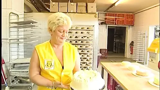 Olgun sürtük ve genç lezbiyenler yemek kavgasında