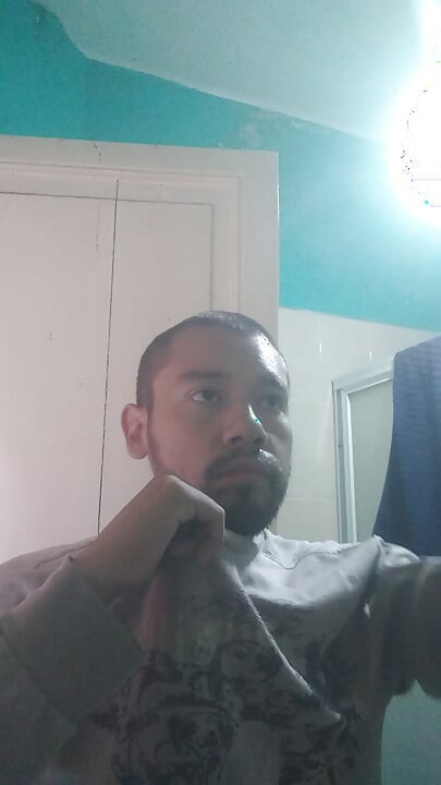 Hombre guapo se lava su cara