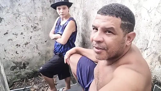 Ich ziehe die Lesbe an, um für einen Blowjob auf der Treppe zu bezahlen.