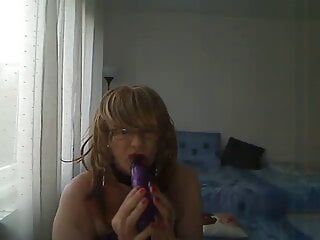 Une trans MILF excitée simule une pipe en jouant avec un vibromasseur devant une webcam