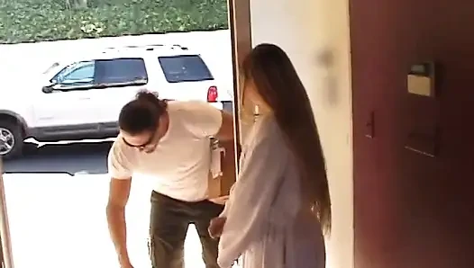 Zinde sürtük sarışın hatuna masaj yapıyor ve sonra aletini emiyor