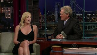 Charlize Theron - show atrasado com David Letterman (2008)