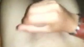 Chico caliente masturbándose y gimiendo