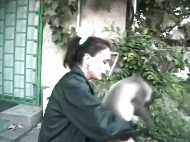 Un mec excité a mis le mot dur sur une brune aux seins juteux