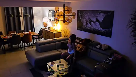 Im wohnzimmer erwischt, als er von der arbeit nach hause kam