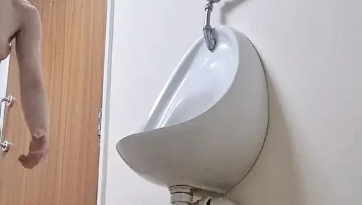 Девушка писает в мужской ванной, рискованный писсинг