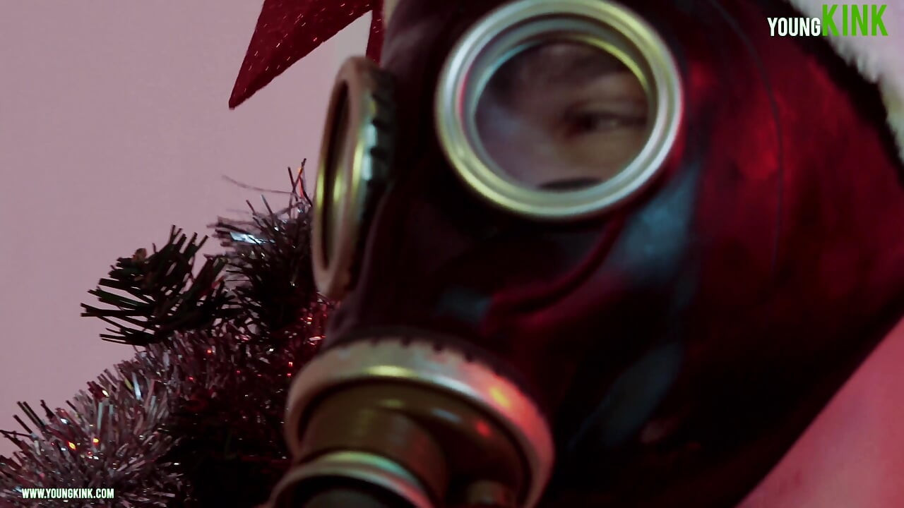 Sado-maso de Crăciun cu efeminat supus și mască de gaz fetișistă și lovituri
