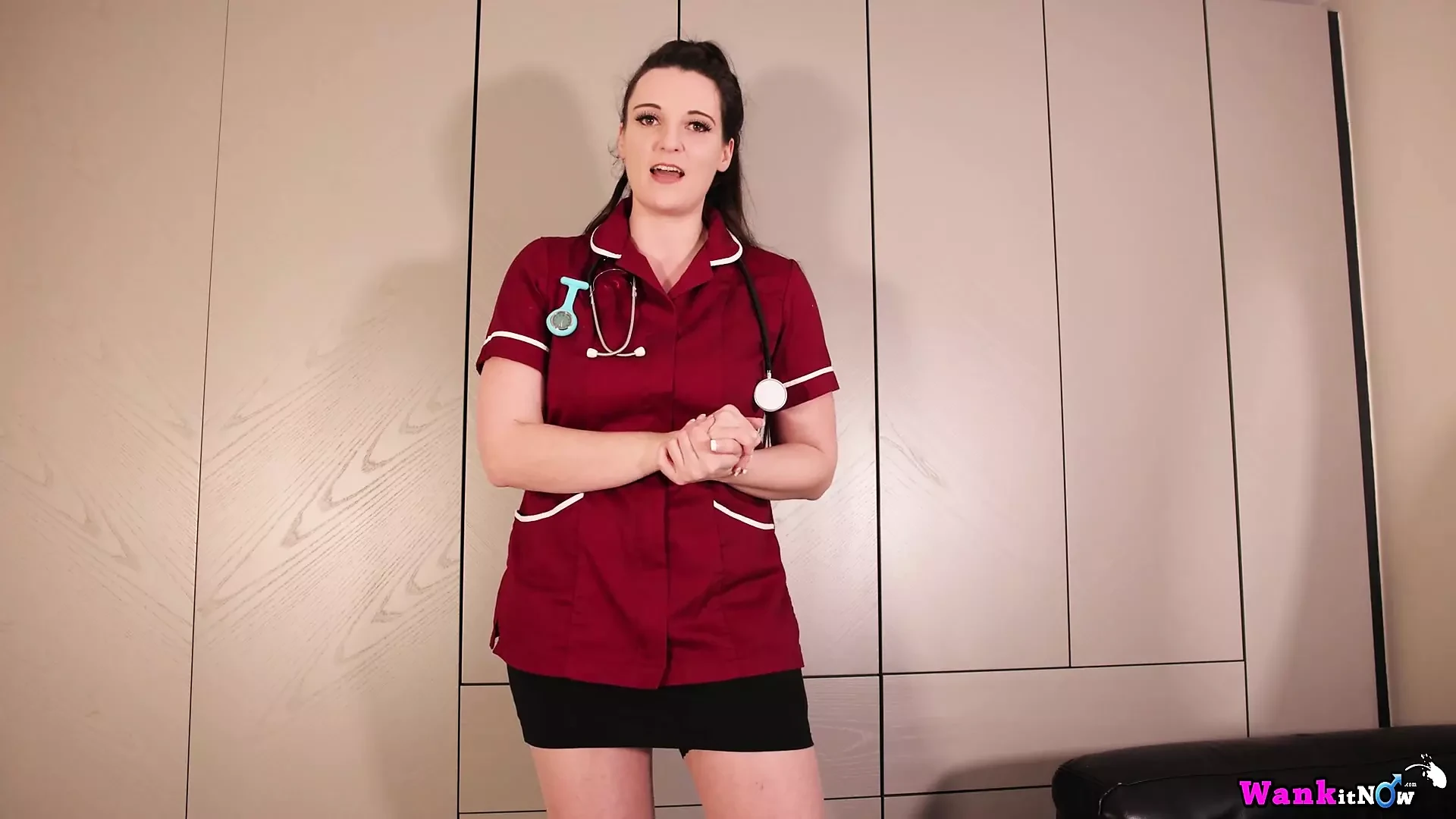 Die wunderschöne krankenschwester ivy teilt ihre hand an eine pulsierende latte