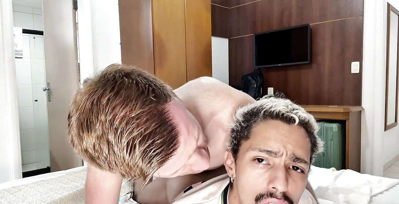 Rio si turis seksi perancis lagi asik bersenang-senang