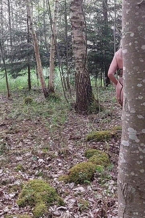 Bunica e excitată și intră în pădure!