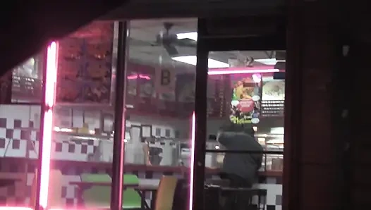 Чернокожую крошку-шлюшку сняли перед магазином для траха