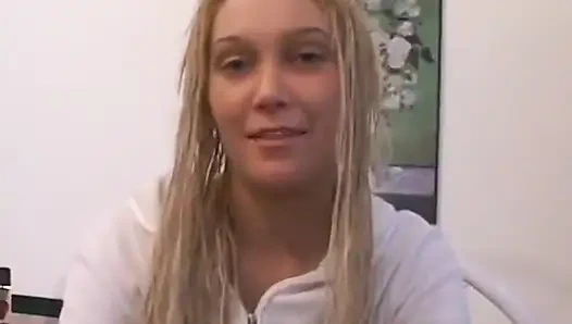 Gergin Kailey kesilmiş amcığını açıyor ve mastürbasyon yapıyor