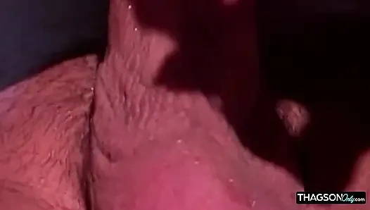 Reifer MILF-arsch weit gedehnt, tropfende sperma-überlauf