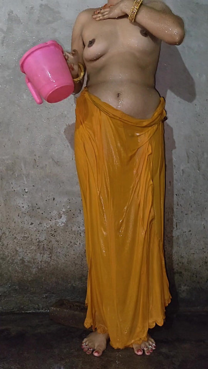 Desi wife bathroom me nude bathing