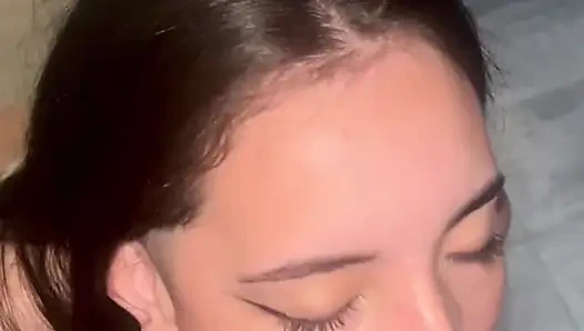 Küçük sürtük büyük yarağı emiyor