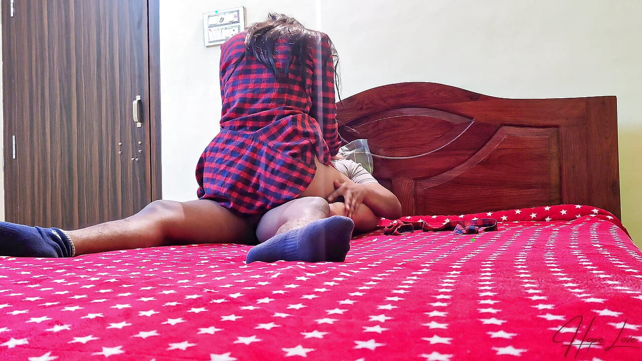 Невірна дівчина займається сексом з незнайомцем на ліжку свого чоловіка.