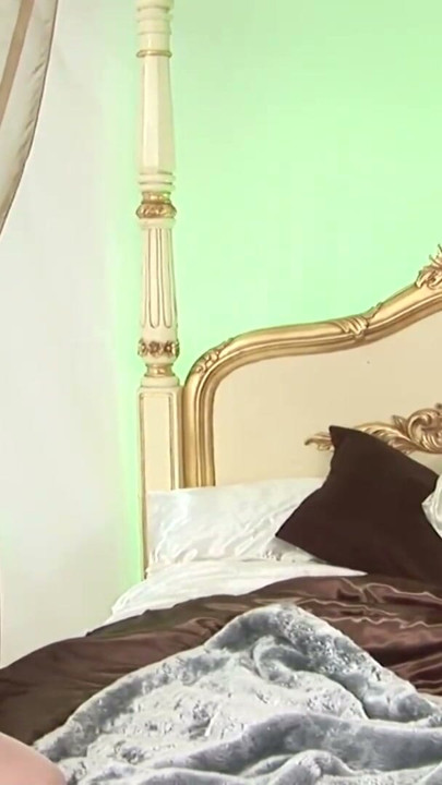 Seksi sarışın, dildo ile kendini sikerken kızın amını yalıyor | Bölüm 1