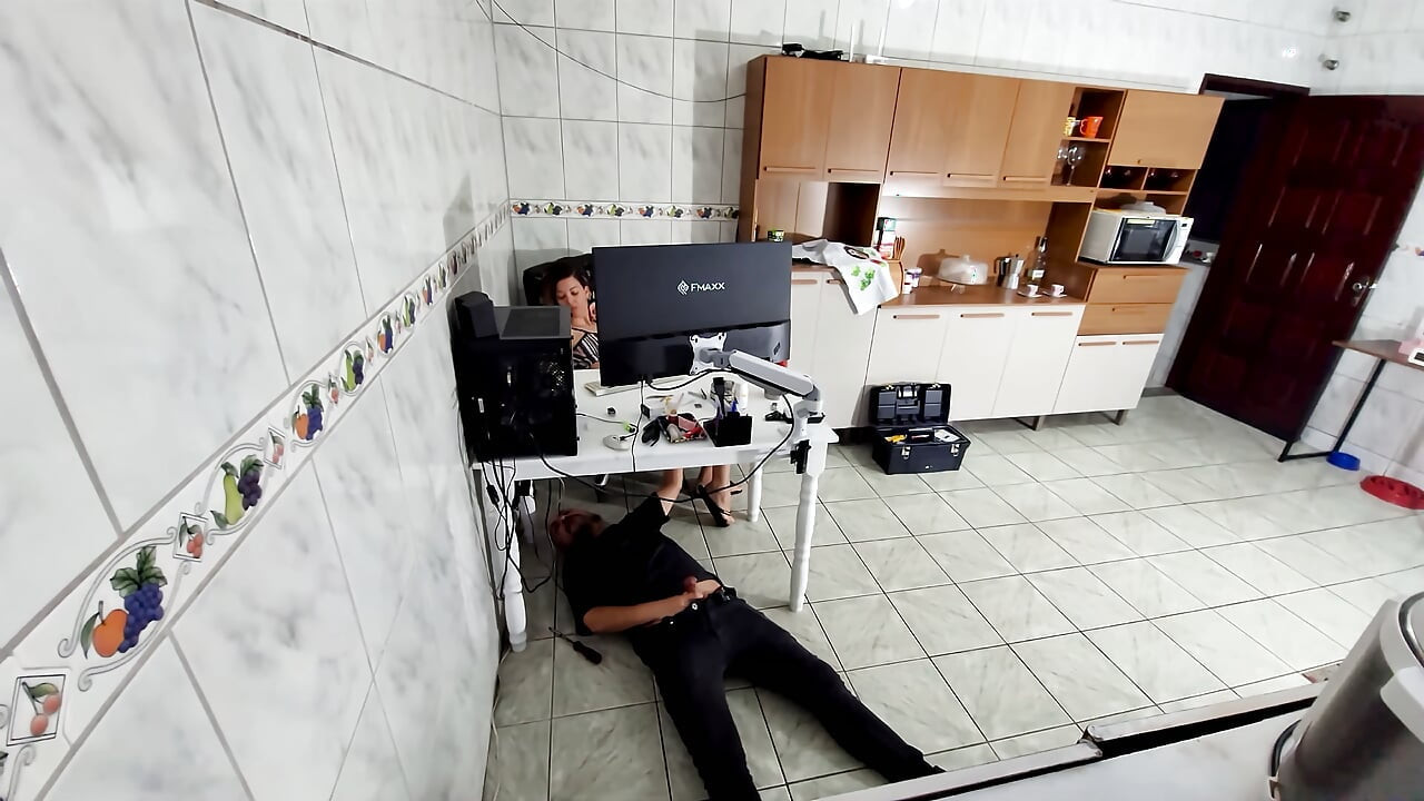 Nevasta obraznică îl întâmpină pe reparator doar cu un prosop și înghite jetul.