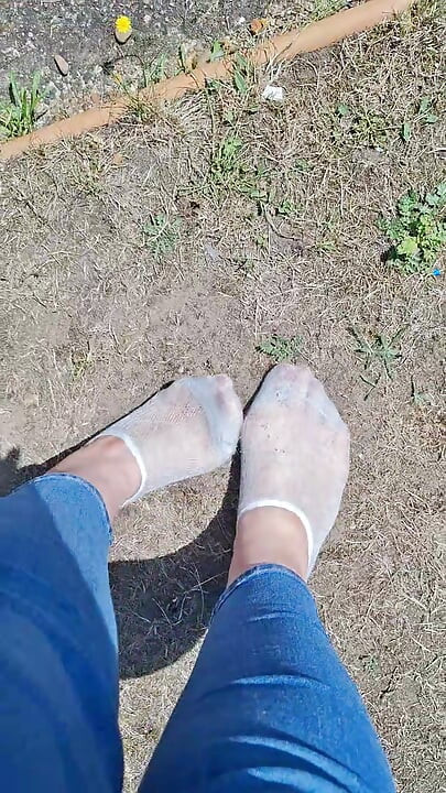 Picioarele pasează încet