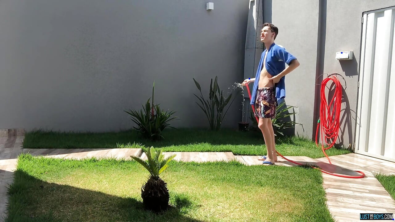 ヘンリーと一緒に太陽の下で撫でる
