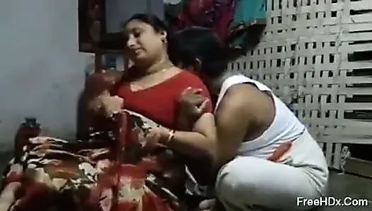 Une maman indienne se fait baiser dans un sari