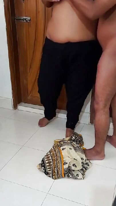 Moja macocha szalona do cum, przychodzi do mojego pokoju, podczas gdy mój ojciec odpoczywa obok pokoju