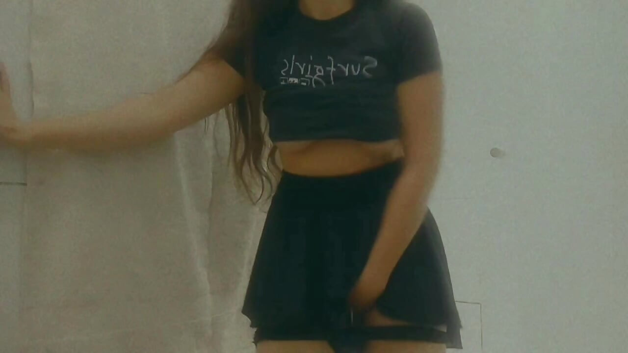 Tesuda doce menina fairy bliss tocando-se no banheiro e gemendo para você enquanto sua buceta está ficando molhada