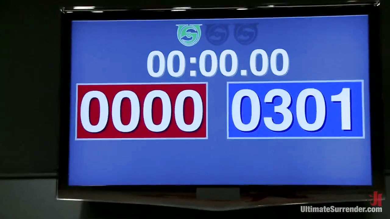 شقراء كبيرة الصدر بمهارات جيو جيتسو تدمر نجمة البورن توري لوكس على الحصيرة