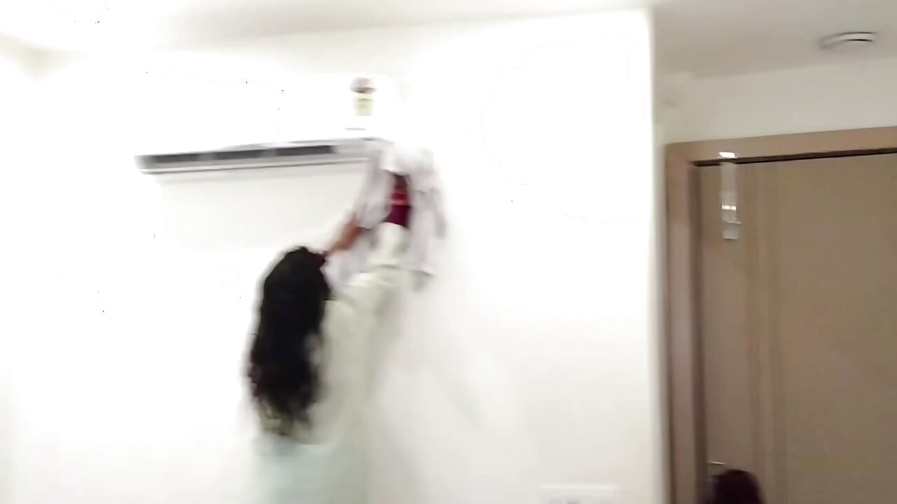 טכנאית מזגנים מזדיינת עם הלקוחה שלה הסרטון המלא דליפה הודית MMS ויראלי הארדקור עמוק יותר בתוך הסקס