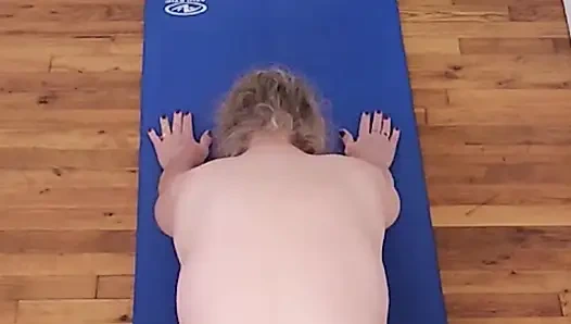 Jerkoff ke bbw panas melakukan yoga telanjang!