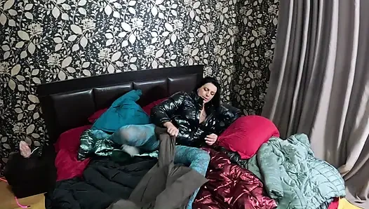 Glänzende Unterjacke, fetisch-MILF. Mehrere jacken, grober fick und überall auf meinen mantel kommen