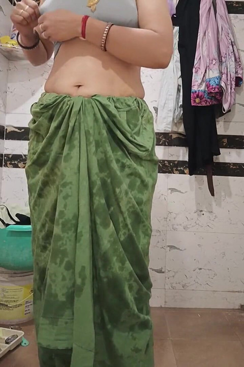 Priya bhabi tóc khoe hàng