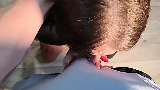 Aynanın önünde derin oral seks.