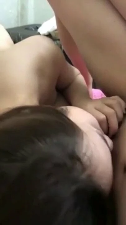 esta aprendiendo a mamar